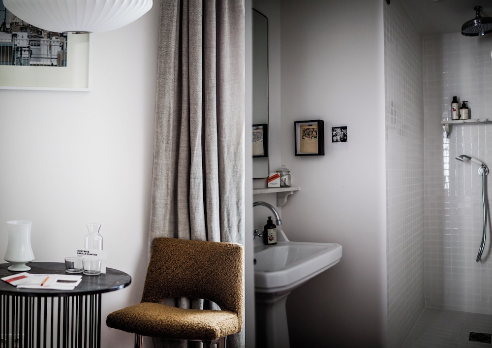 Room (Pigalle 12) thumbnail 6
