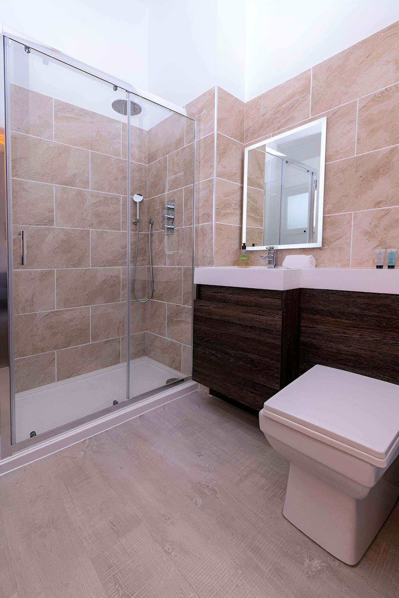 Cabin, Ensuite photo 2