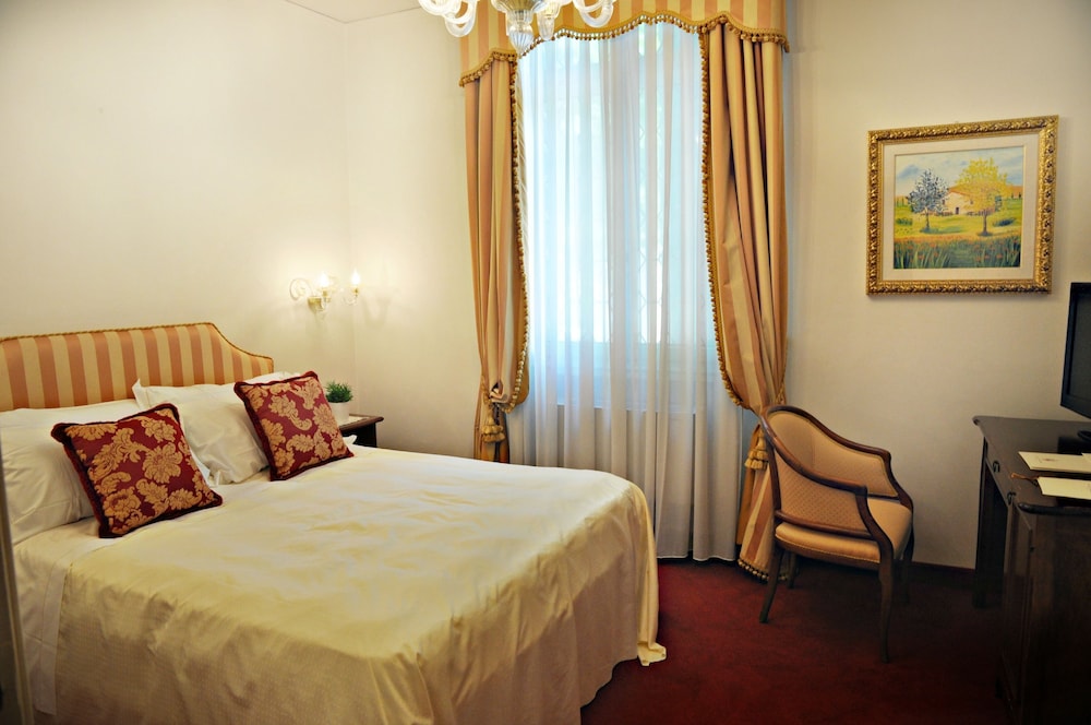 Classic Double Room Single Use - Photo 10