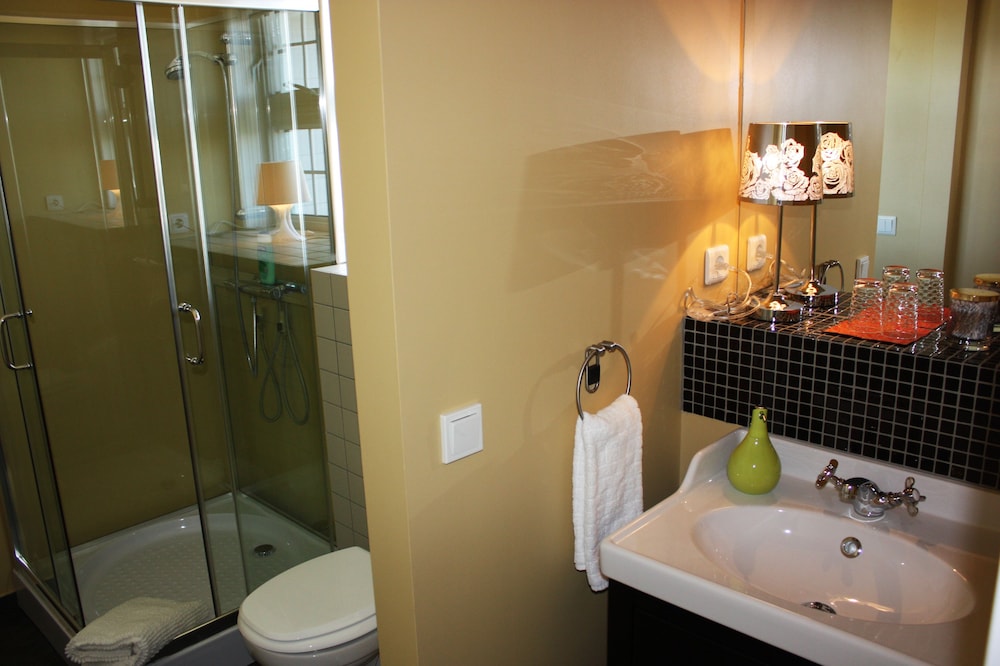 Basic Quadruple Room, 1 Bedroom, Private Bathroom, City View photo 3