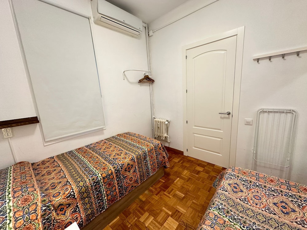 Standard Twin Room, Shared Bathroom photo 3