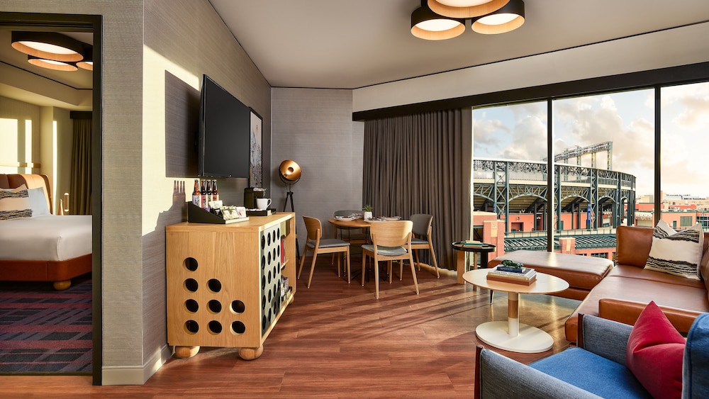 Suite, 1 King Bed, Corner (Legend)