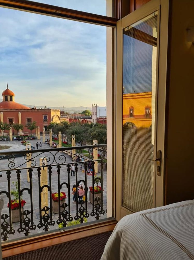 Superior Suite, 1 King Bed, City View - Photo 3