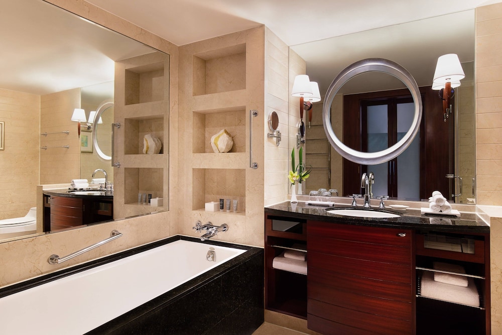 Skyline View Suite (Executive Lounge Access) photo 3