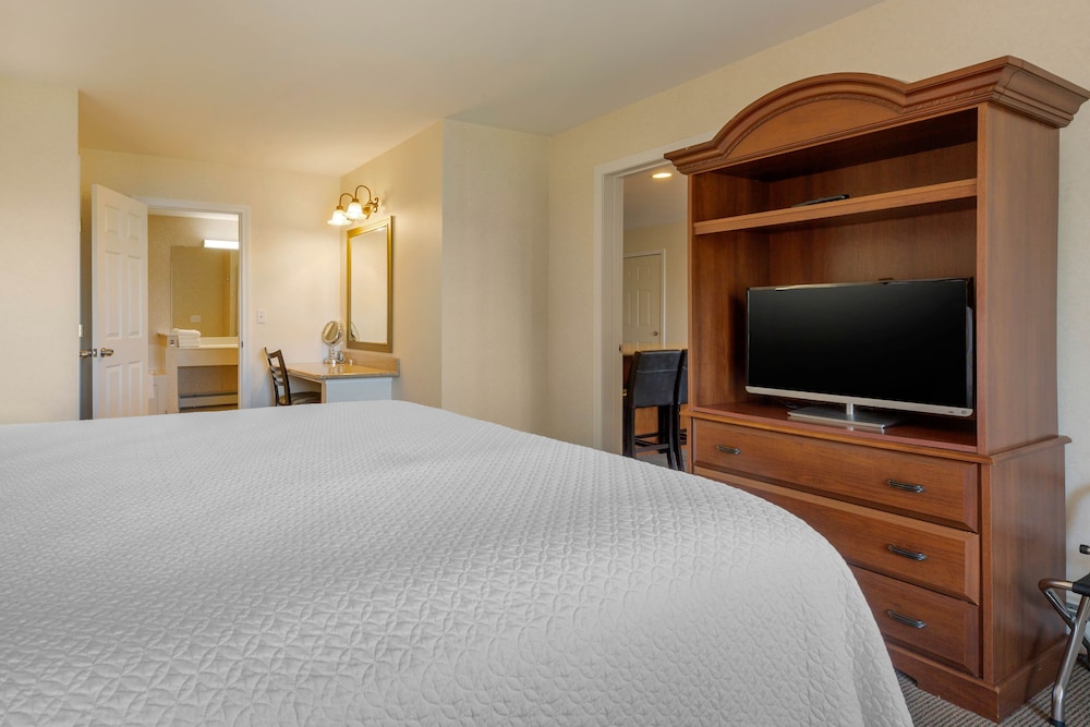 Luxury Suite, 1 King Bed With Sofa Bed, Balcony photo 2