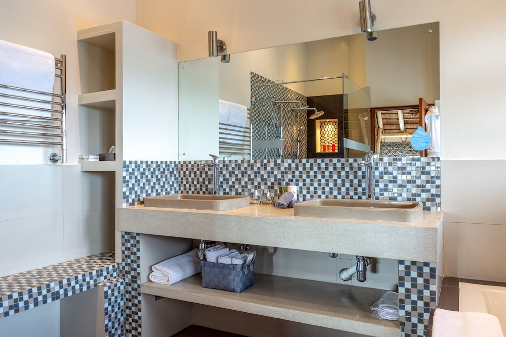 Executive Suite - Photo 21