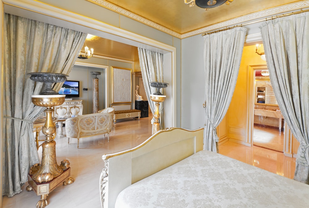Suite, Jetted Tub (Garibaldi) photo 2