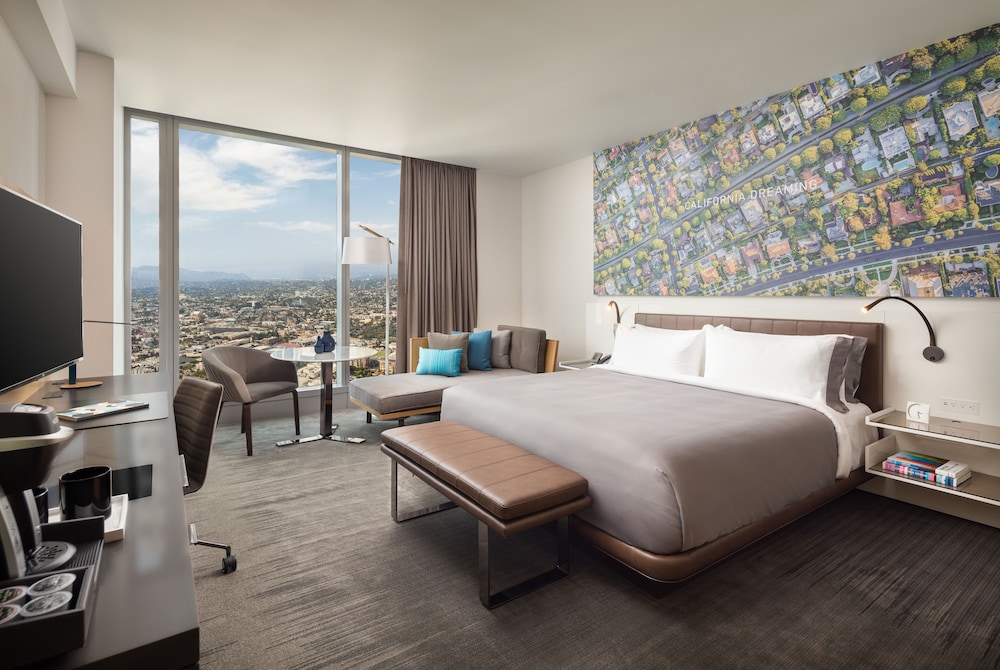 Classic Room, 1 King Bed, Club Lounge Access, City View - Photo 2
