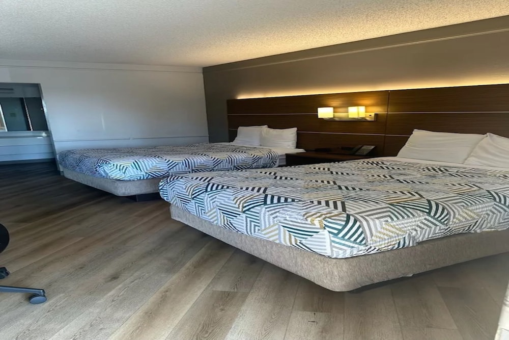 Deluxe Room, 2 Queen Beds, Non Smoking, Refrigerator & Microwave - Photo 3