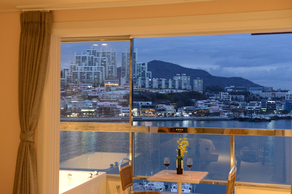 Room, Jetted Tub, Ocean View (15 PY, #401 - #403, #405 - #407) photo 2