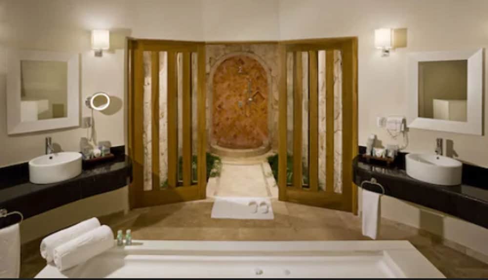 Suite with Bathtub and Outdoor Shower - Photo 7