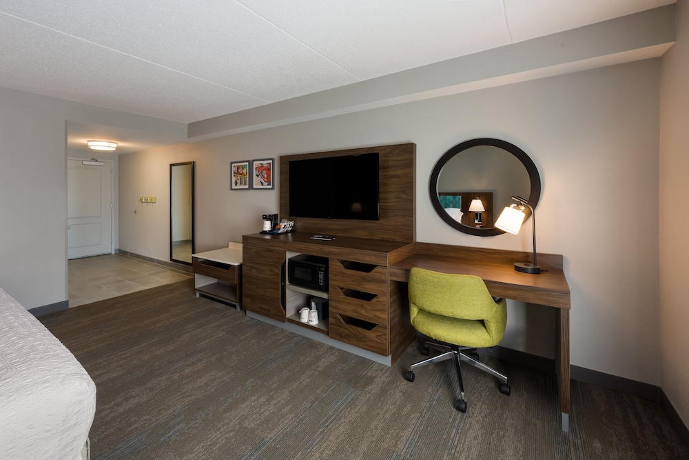Room, 1 King Bed, Accessible, Bathtub (Mobility & Hearing) - Photo 2