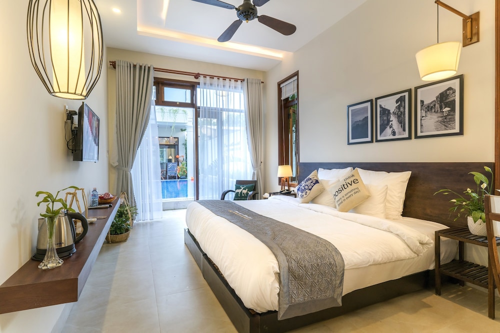 Deluxe Room, Pool View
