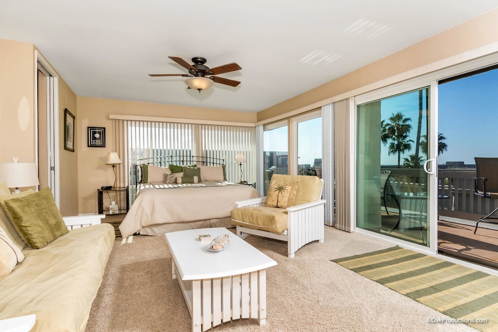 House, Multiple Beds (Pacific Palms) photo 2