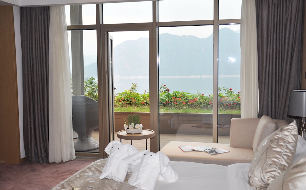 Lake View King Bed Room photo 2