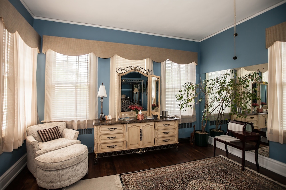 Standard Room, 1 King Bed, Garden View photo 3