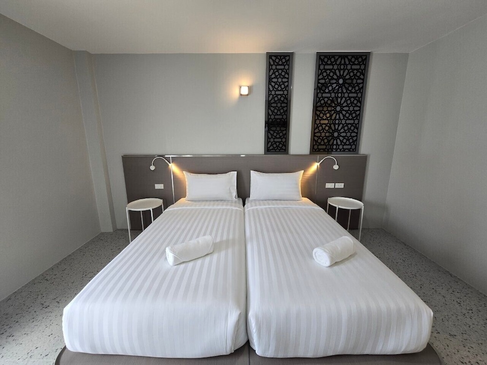 Standard Twin Room, Non Smoking - Photo 10
