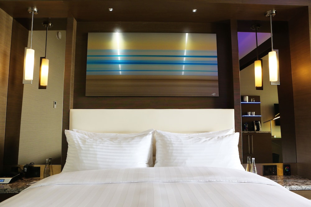 Deluxe Room, 2 Queen Beds, Mobility Accessible