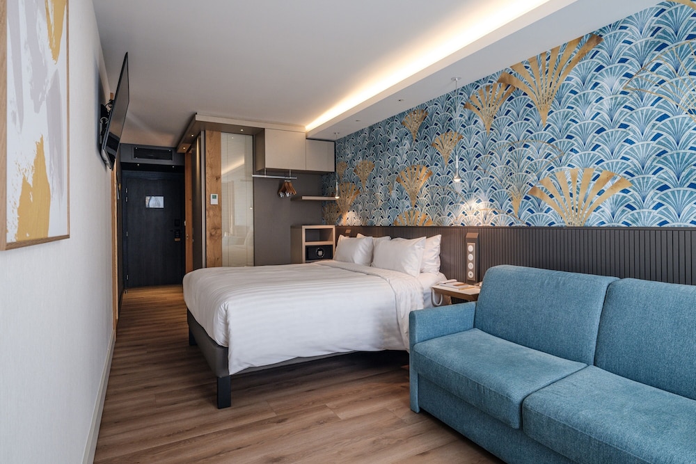 Premium Room, 1 Queen Bed with Sofa bed