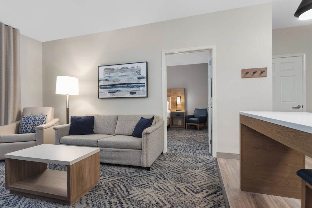 Suite, 1 Bedroom, Kitchen (Living and Dining Area) - Photo 2