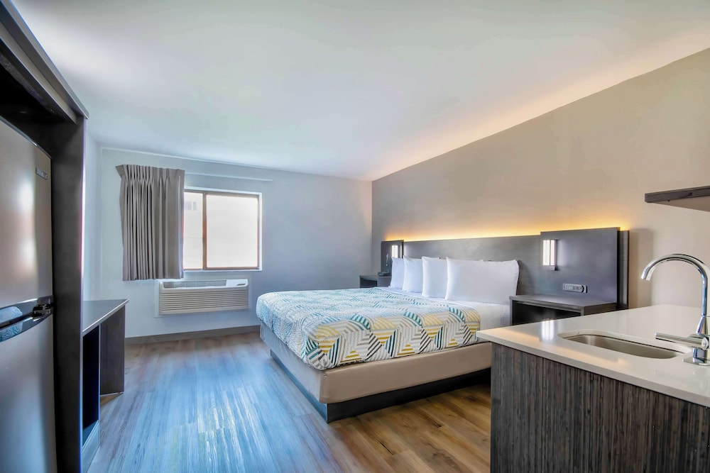 Standard Room, 1 King Bed, Non Smoking - Photo 3