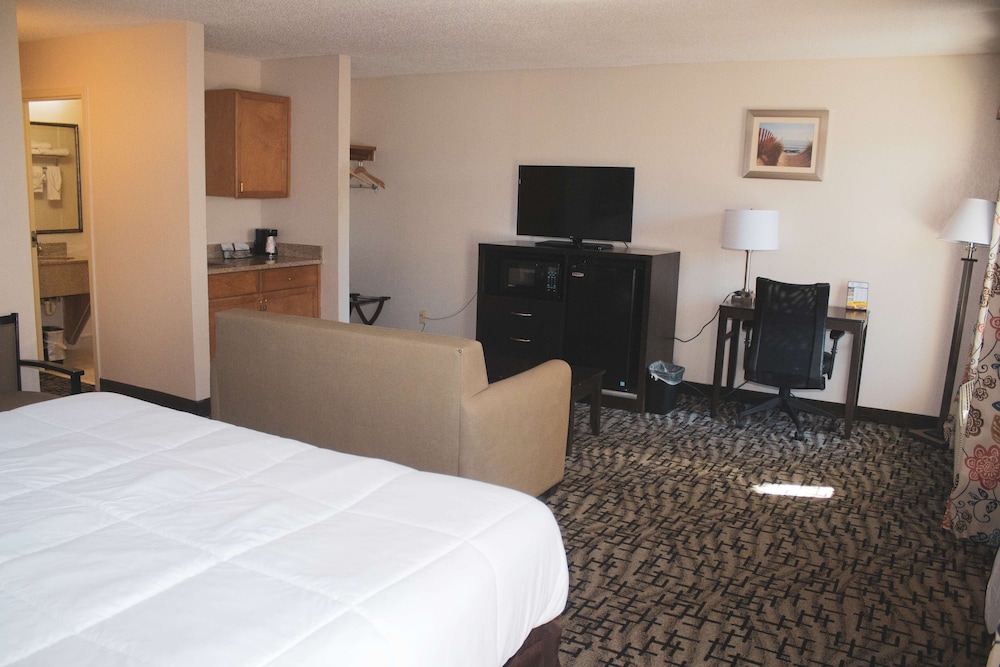 Suite, 2 Queen Beds, Non Smoking, Refrigerator & Microwave (with Sofabed) - Photo 1