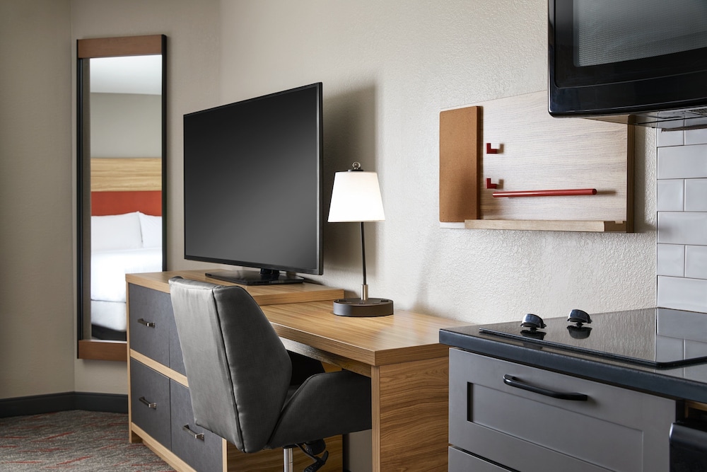 Suite, 1 King Bed, Accessible (Comm, Mobil Tub) - Photo 4