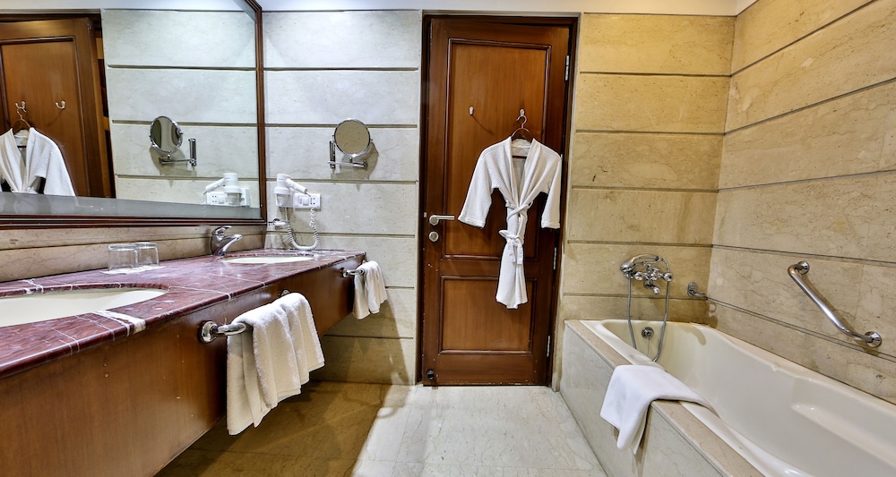 Luxury Suite - Photo 4
