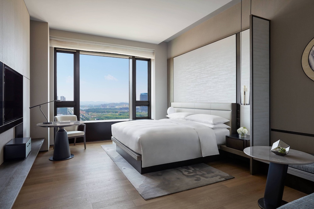 Room, 1 King Bed, City View - Photo 1