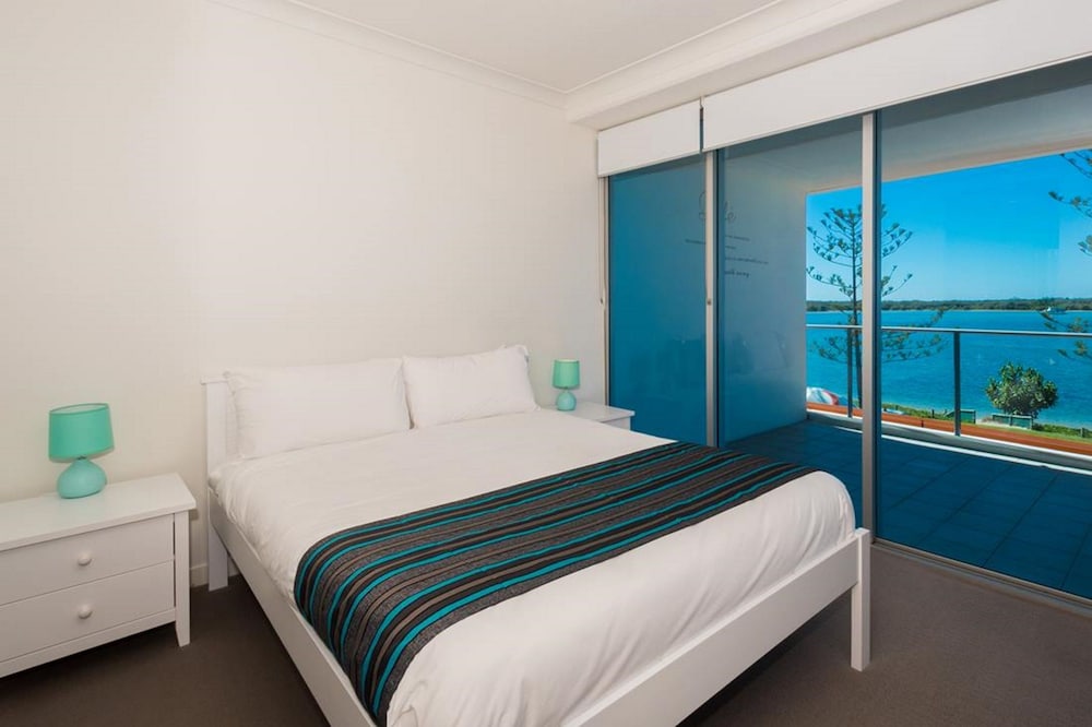 Two Bedroom Apartment with Broadwater View