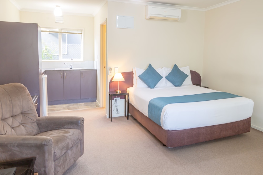 Superior Studio, 1 Queen Bed, Non Smoking, Kitchenette - Photo 7
