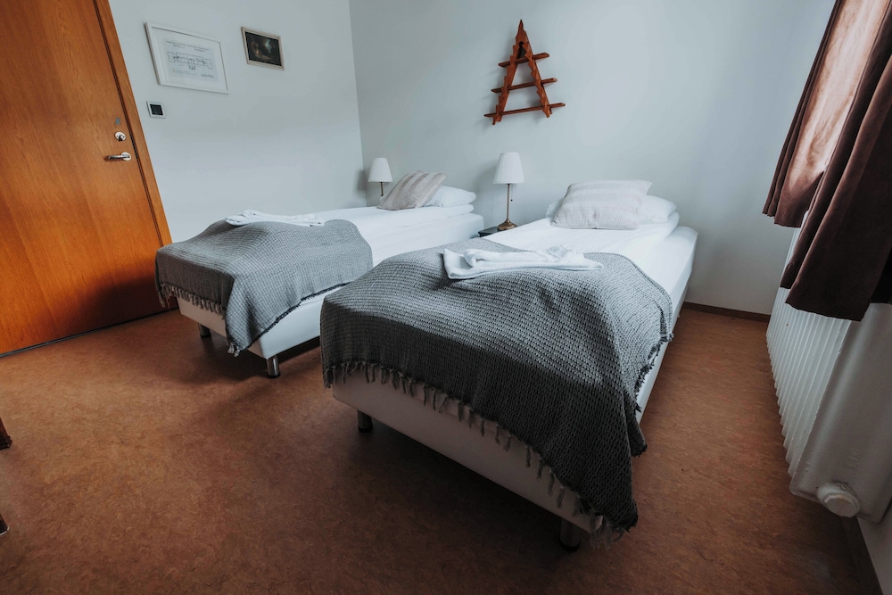 Twin Room, 2 Twin Beds, Shared Bathroom photo 2