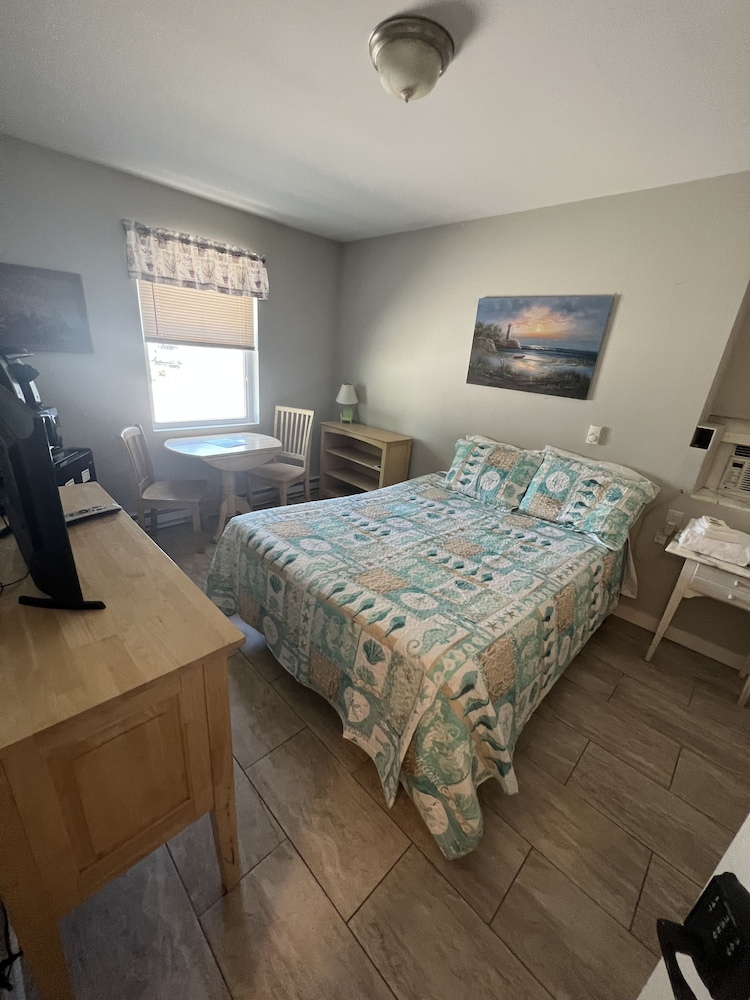 Basic Single Room, 1 Queen Bed photo 1