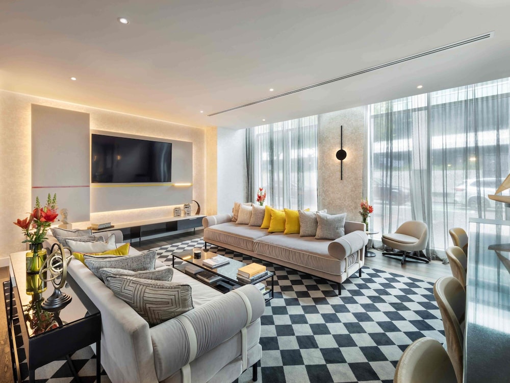 Club Suite, 1 King Bed, Club Lounge Access (Opera) thumbnail 5