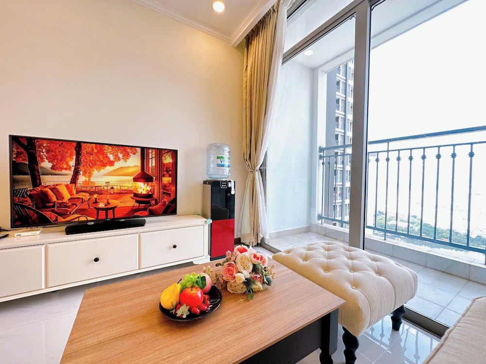 2BR Apartment Vinhome Central Park with Street View - Skyway
