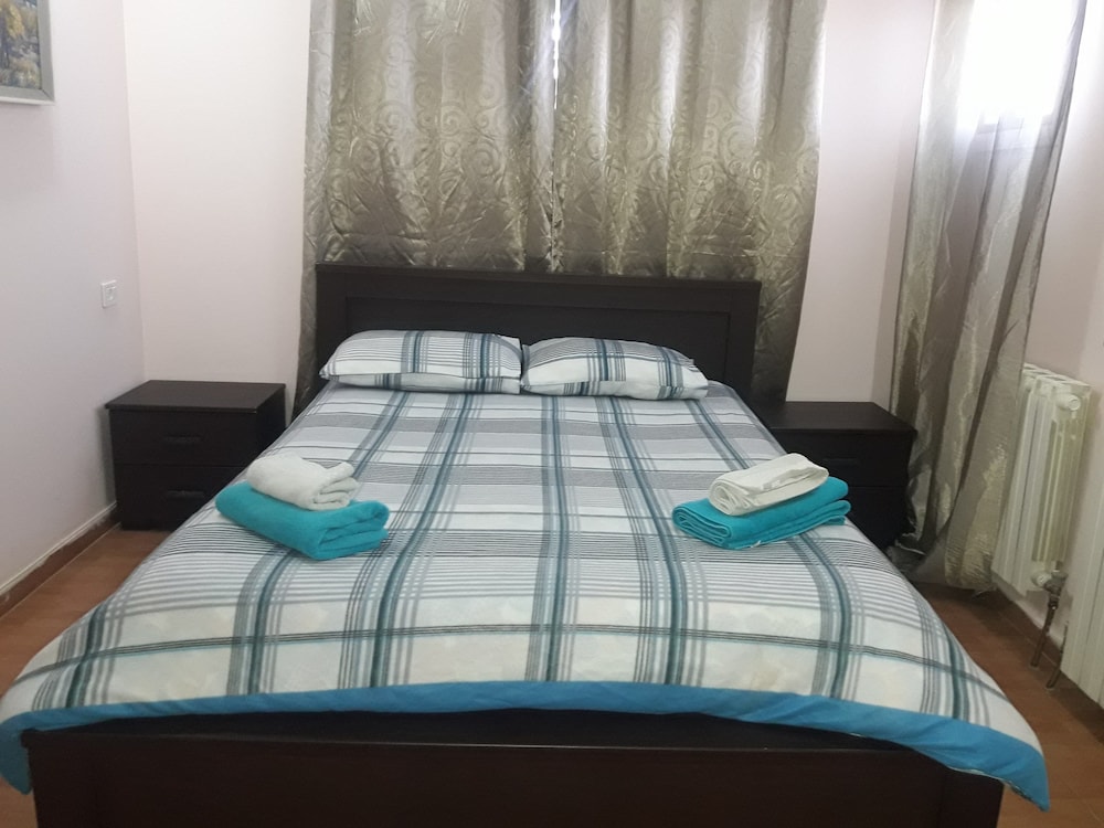 Economy Triple Room photo 2