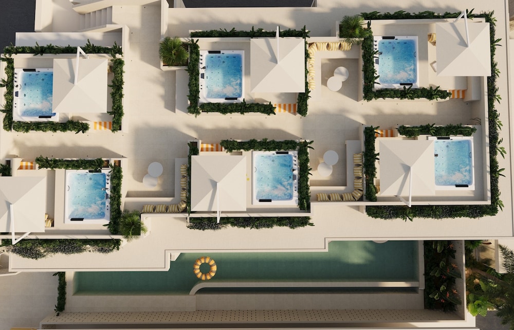 Suite with Rooftop Bathtub