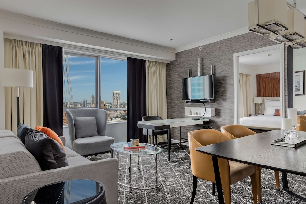 Executive Suite, 1 King Bed with Sofa bed, Club Lounge Access (Living Room)