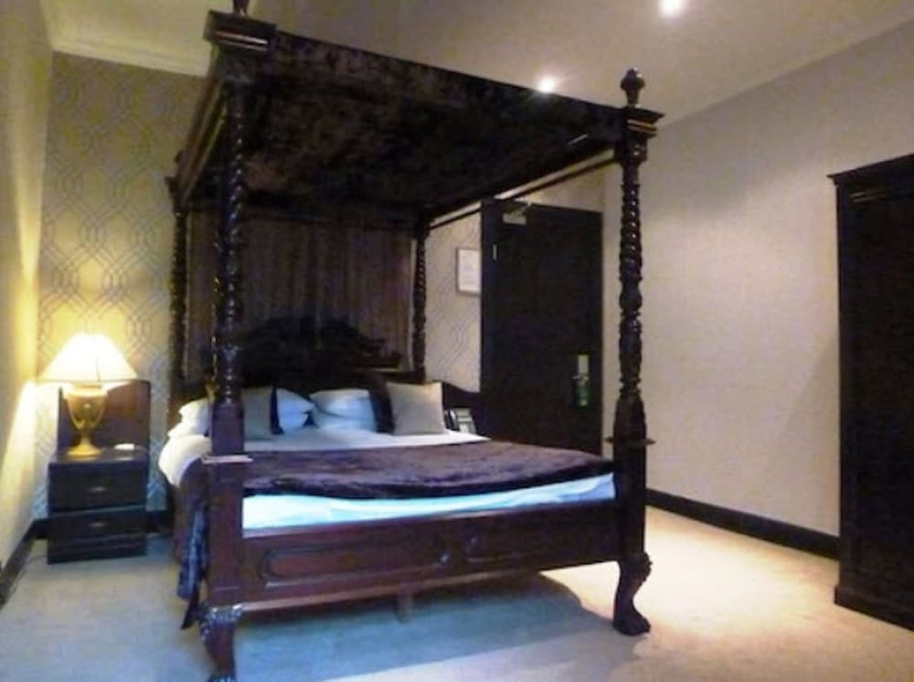 Four Poster Room photo 1