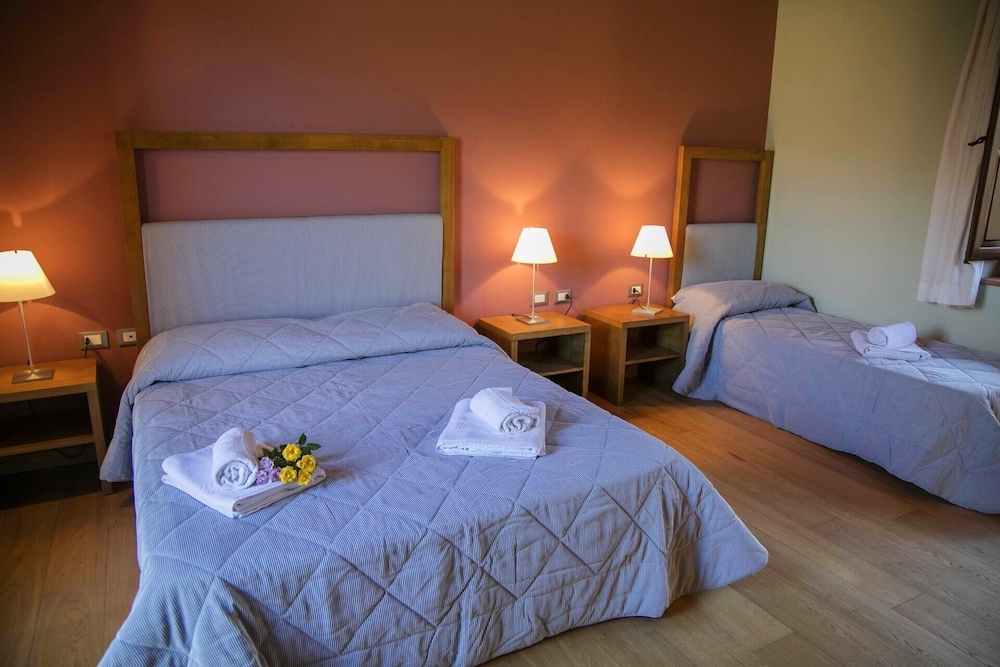 Standard Triple Room, Multiple Beds, Non Smoking, Courtyard View photo 3
