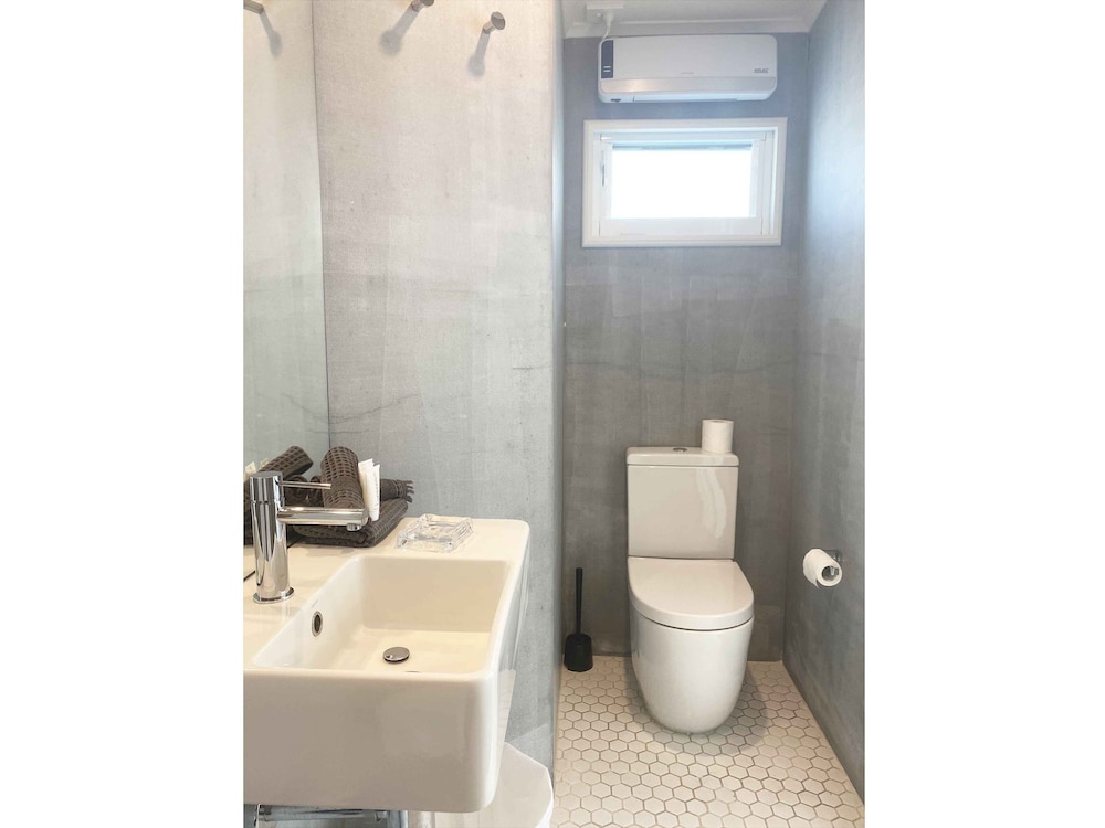Queen Room, Shared Bathroom, 3 Night Min. Stay