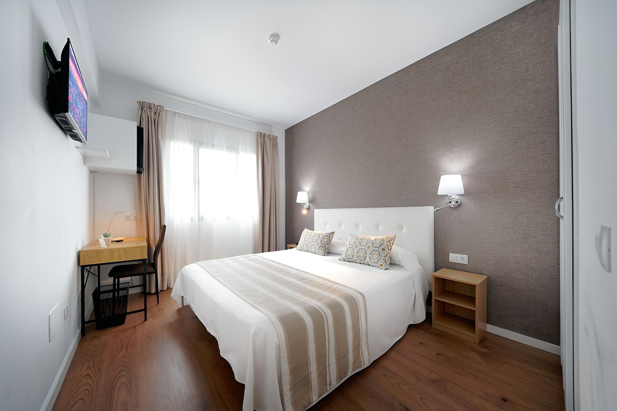 Standard Double or Twin Room - Photo 7