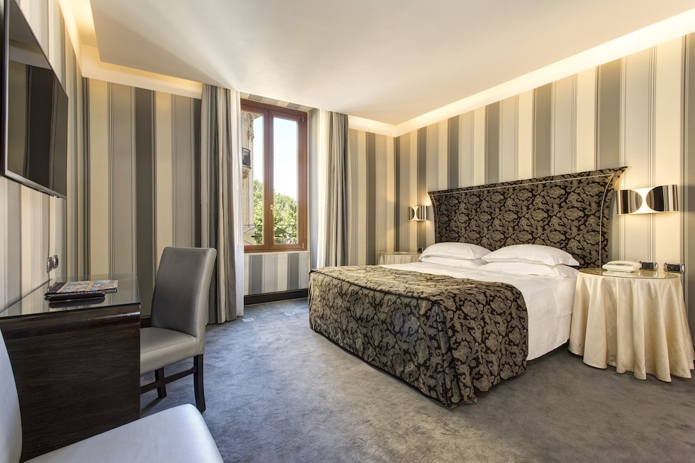 Deluxe Double or Twin Room, 1 King Bed thumbnail 5