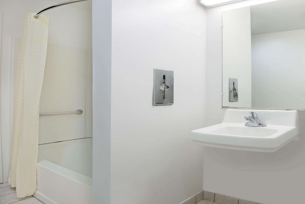 Room, 1 Queen Bed, Accessible, Non Smoking (Mobility Accessible) - Photo 3