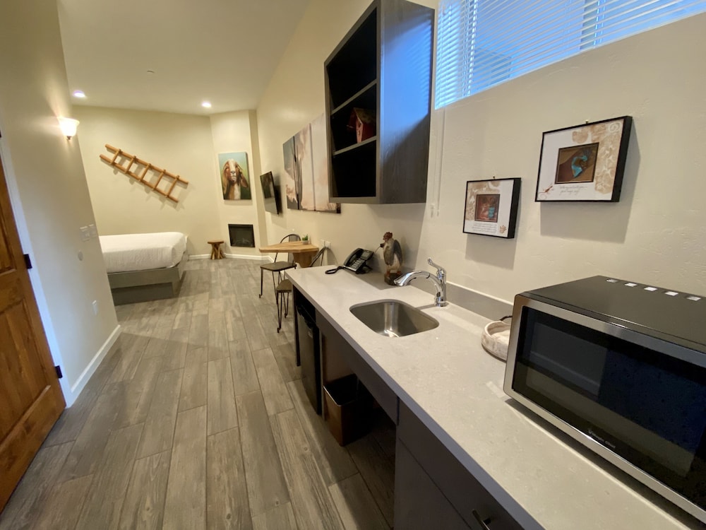 Room, 1 King Bed, Fireplace, Ground Floor photo 1