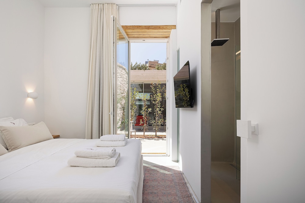 Standard Double Room, 1 Queen Bed, Balcony, Courtyard View Hub 02