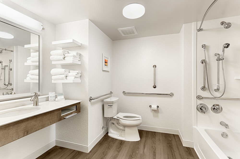 Room, 1 King Bed, Accessible (Mobility & Hearing, Roll-in Shower) - Photo 4