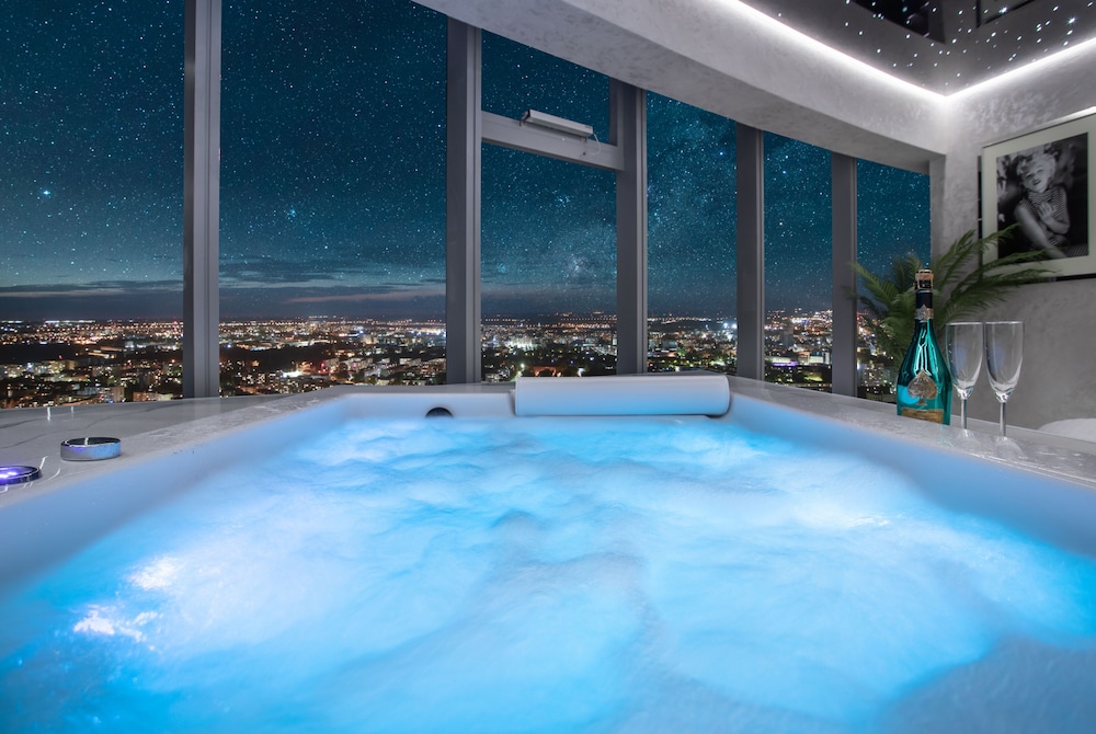 Penthouse With A Hot Tub photo 2