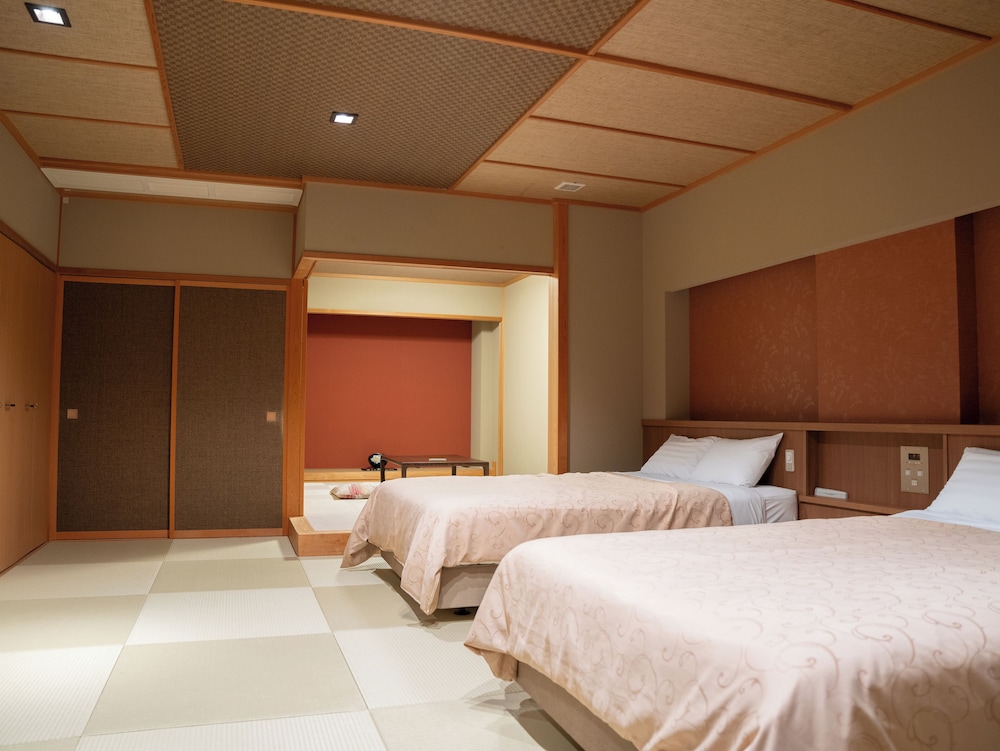 Japanese Western Style Room with Open-air bath - Photo 2