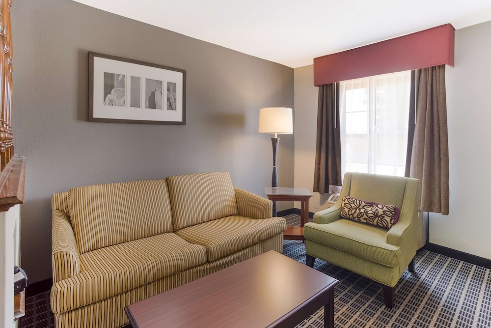 Suite, 1 King Bed, Non Smoking, Balcony (2nd Floor) photo 2